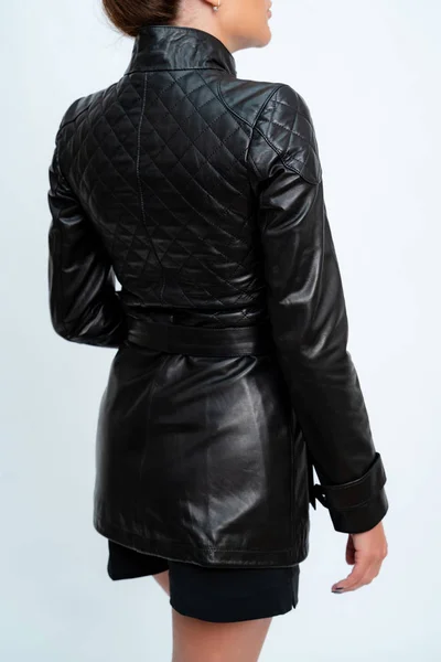 Damen Lederjacke mit langen Ärmeln, schwarz, mit Eisenverschluss. — Stockfoto