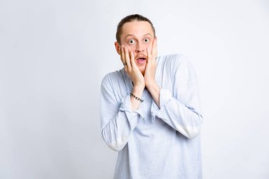 Sürpriz bir ifade ile açık mavi gömlek adam.