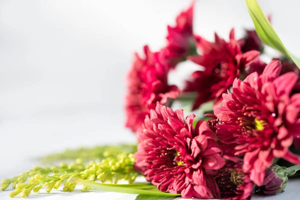 Vacker Röd Färsk Krysantemum Blommor Boquet Vit Trä Bakgrund — Stockfoto