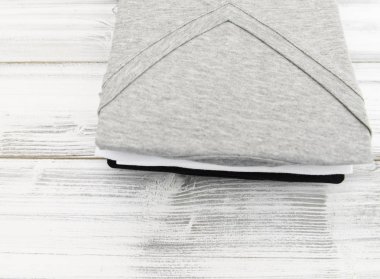 Beyaz ahşap arka plan yeni siyah, beyaz ve gri v boyun forması