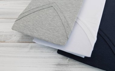 Beyaz ahşap arka plan yeni siyah, beyaz ve gri v boyun forması