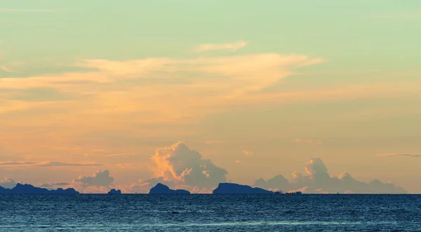 1Seascape Bright Blue Sea Skay White Clouds Background Dusk — стоковое фото