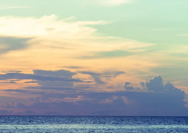 Hermosa Puesta Sol Playa Con Grandes Nubes Lluvia Fondo Cielo — Foto de Stock