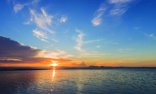 1Seascape Bright Blue Sea Skay White Clouds Background Dusk — стоковое фото