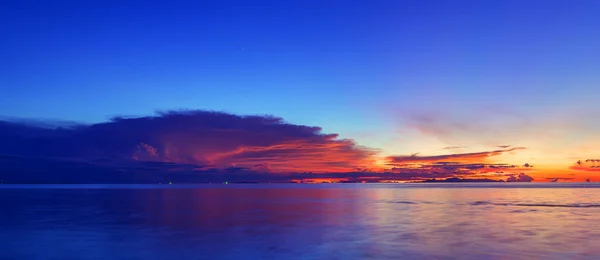 1Seascape Parlak Mavi Deniz Skay Beyaz Bulutlar Arka Plan Alacakaranlıkta — Stok fotoğraf