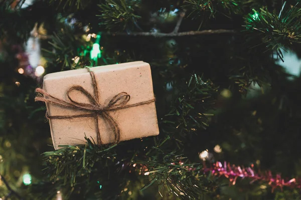 Feche Caixa Presente Natal Pinheiro Com Fita Iluminação Fundo Natal — Fotografia de Stock