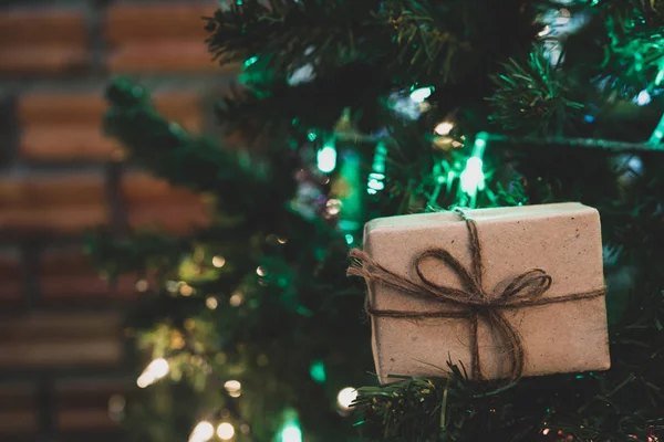 Feche Caixa Presente Natal Pinheiro Com Fita Iluminação Fundo Natal — Fotografia de Stock