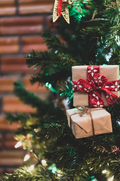 Крупним Планом Різдвяна Подарункова Коробка Сосновому Дереві Стрічкою Освітленням Різдвяний — стокове фото