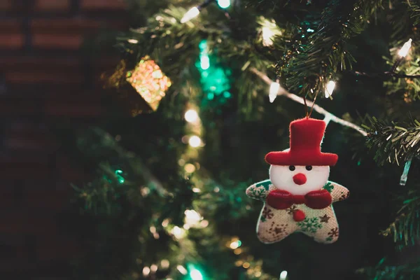 クリスマス ツリー サンタ つまらないもの ギフト箱をレトロなフィルターとクリスマスの背景に美しい家の装飾が施されて — ストック写真