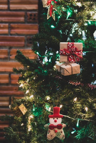 Vackert Hem Dekorerad Julgran Med Santa Grannlåt Och Gåva Lådor — Stockfoto