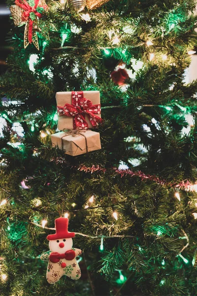 Hermoso Árbol Navidad Decorado Casa Con Sata Adornos Cajas Regalo —  Fotos de Stock