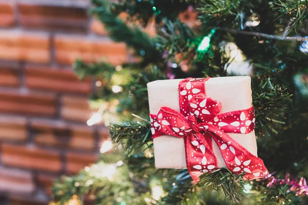 Cerrar Caja Regalo Navidad Pino Con Cinta Iluminación Fondo Navidad —  Fotos de Stock