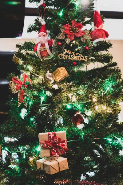 Hermoso Árbol Navidad Decorado Casa Con Sata Adornos Cajas Regalo —  Fotos de Stock