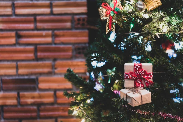 Hermoso Árbol Navidad Decorado Casa Con Sata Adornos Cajas Regalo —  Fotos de Stock