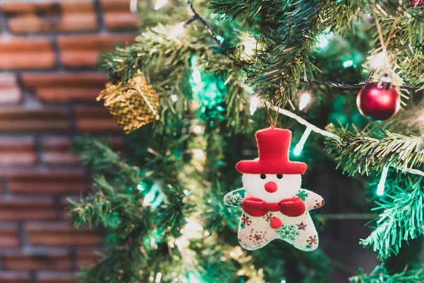 Szép Otthon Díszített Karácsonyfa Sata Baubles Ajándék Dobozok Karácsonyi Háttér — Stock Fotó