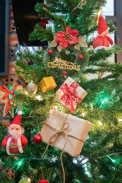 Hermoso Árbol Navidad Decorado Casa Con Sata Adornos Cajas Regalo —  Fotos de Stock