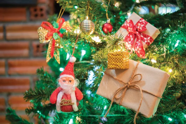 Hermoso Árbol Navidad Decorado Casa Con Sata Adornos Cajas Regalo —  Fotos de Stock