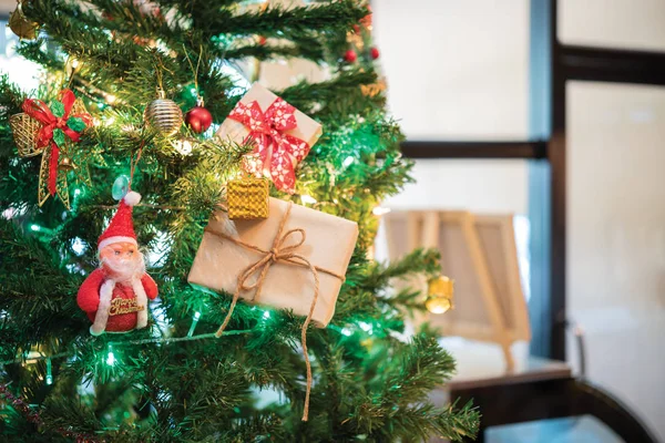 Szép Otthon Díszített Karácsonyfa Sata Baubles Ajándék Doboz Karácsony Háttere — Stock Fotó