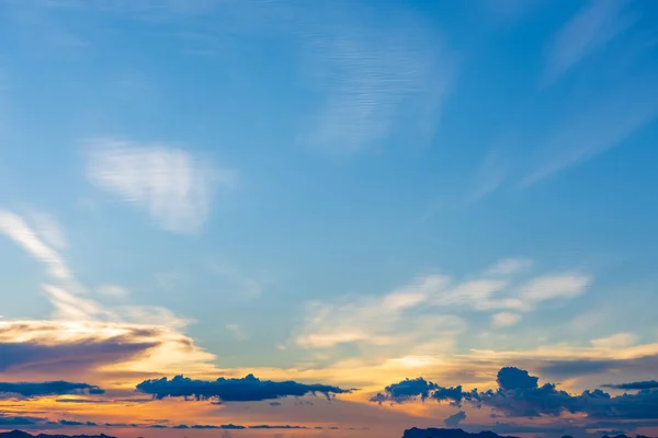 Zachód Słońca Dramatyczne Błękitne Niebo Pomarańczowe Chmury Tło — Zdjęcie stockowe