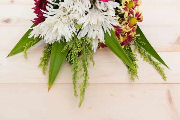 Hermoso Ramo Con Rosas Rosadas Clavel Blanco Flores Crisantemo Rojo — Foto de Stock