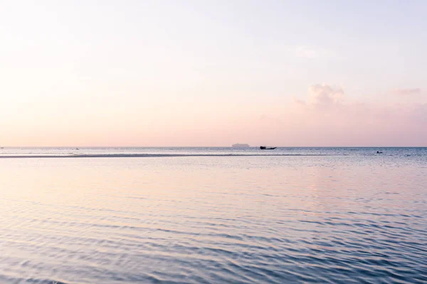 Zeegezicht Schepen Helder Blauwe Zee Hemel Pastel Wolken Bij Schemering — Stockfoto