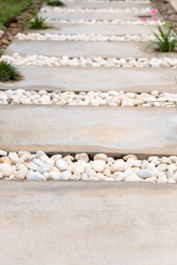 Beyaz ve kahverengi çakıl taşları ile bahçe dekorasyonu modern basit taş yolu çevre düzenlemesi