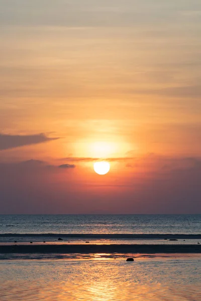 Vacker Tropisk Strand Solnedgång Med Gyllene Ljus Bakgrund Koh Samui — Stockfoto