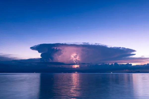 Hermosa Tormenta Iluminación Sobre Atardecer Del Mar Azul Tropical Tormenta —  Fotos de Stock