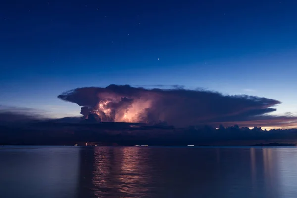 Burza Piękne Oświetlenie Nad Tropikalne Morze Niebieski Zachód Burza Piorunami — Zdjęcie stockowe