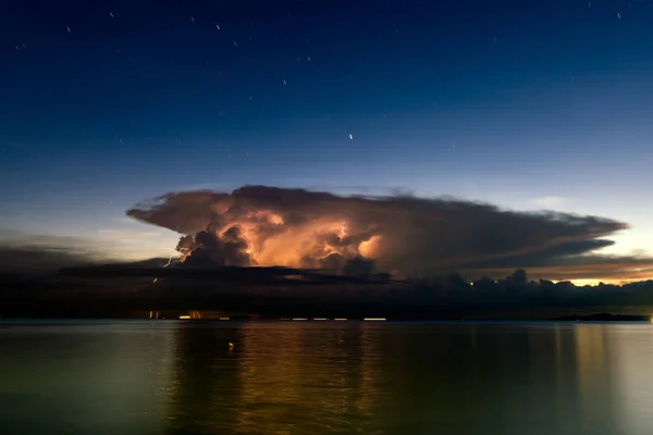 雨の季節 長時間露光で雷嵐をサンセット トロピカル ブルーの海に美しい照明嵐 — ストック写真