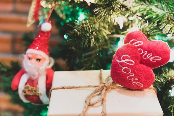 Vackra Love Hjärtan Och Hem Dekorerad Julgran Med Santa Grannlåt — Stockfoto