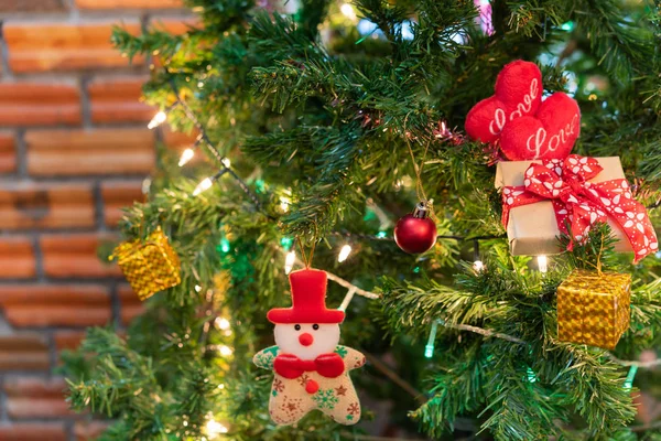 Schöne Liebesherzen Und Selbst Geschmückter Weihnachtsbaum Mit Weihnachtsmann Christbaumkugeln Und — Stockfoto