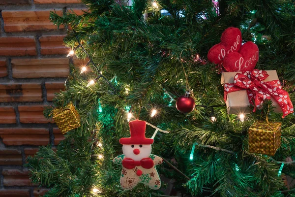 Belos Corações Amor Árvore Natal Decorada Casa Com Papai Noel — Fotografia de Stock