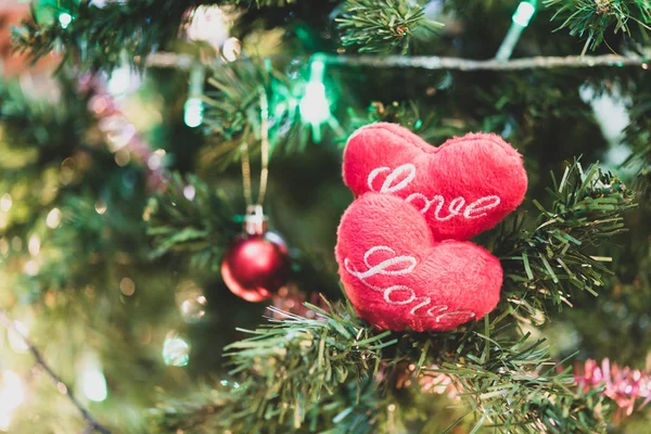 情人节背景红色爱的心图标挂在树上与花环 — 图库照片