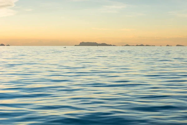 Splendido Tramonto Sulla Spiaggia Con Mare Blu Cielo Chiaro Dorato — Foto Stock