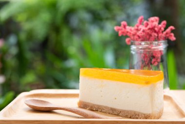 Passion meyve cheesecake ahşap tay ve ahşap masa üzerinde hizmet