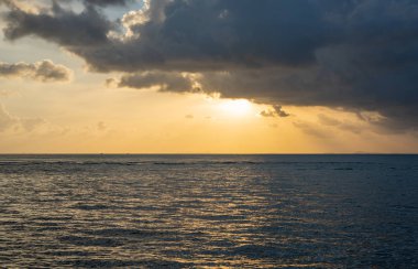 Gün batımı dramatik mavi gökyüzü turuncu büyük yağmur bulutlar arka plan