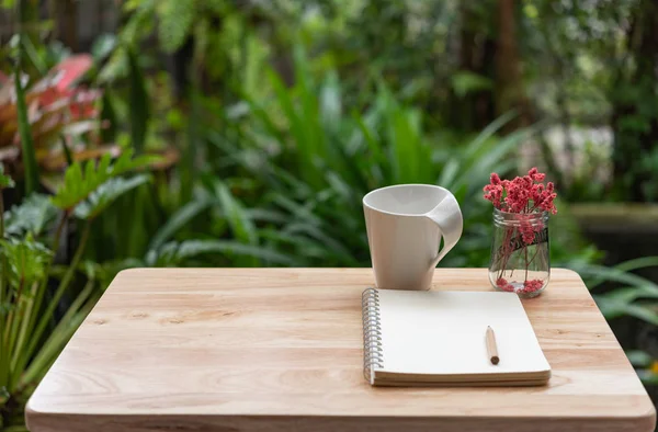 Café, cuaderno, lápiz marrón y hermosa flor roja seca en g — Foto de Stock