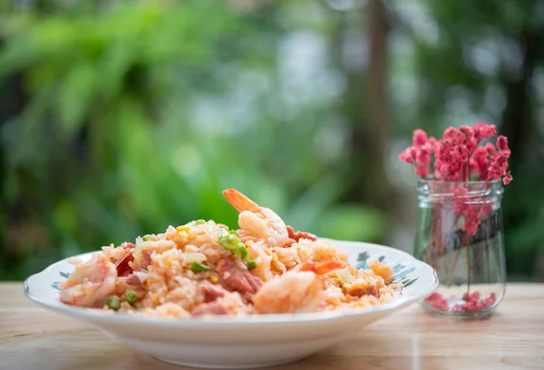 Delicious Thai fried rice with shrimp on wooden table with beaui — Stock Photo, Image