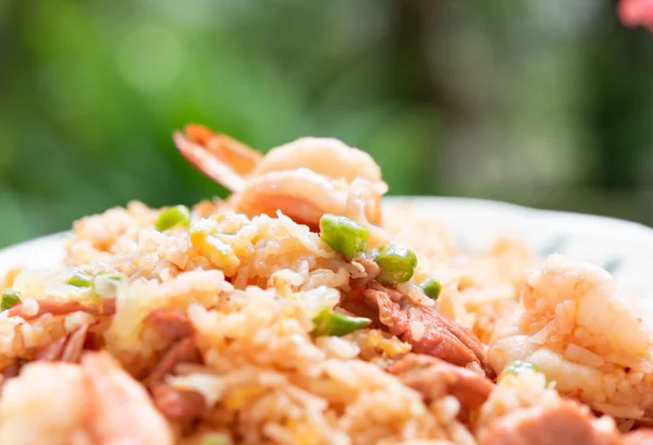 Delicious Thai fried rice with shrimp on wooden table with beaui — Stock Photo, Image