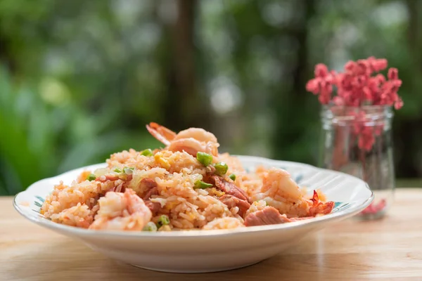 Delicious Thai fried rice with shrimp on wooden table with beaui — Stock Photo, Image