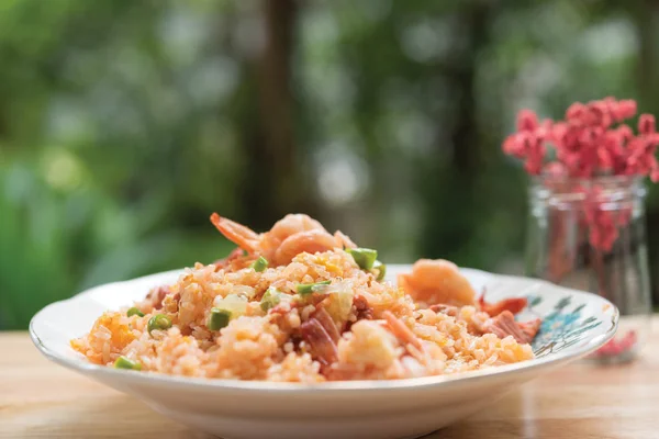 Delicious Thai fried rice with shrimp on wooden table with beaui — Stock Photo, Image