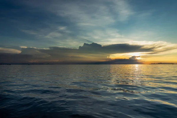 HDR 일몰 극적인 오렌지 구름 하늘 배경 — 스톡 사진
