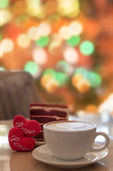 Taza de café caliente, forma de corazón rojo y pastel de terciopelo rojo en pestaña de mármol —  Fotos de Stock