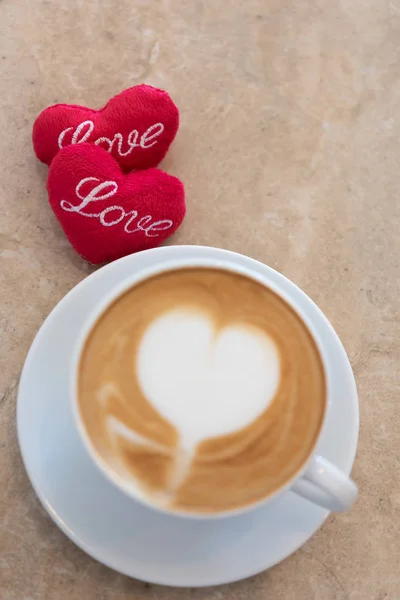 Taza de café caliente con el símbolo de forma de corazones rojos en bac mesa de mármol —  Fotos de Stock