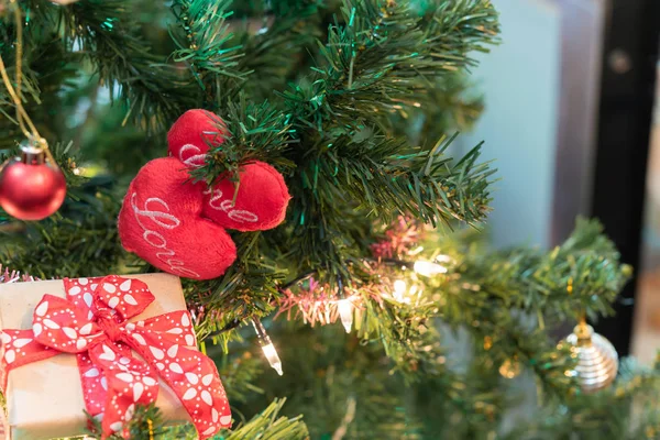 Precioso símbolo del corazón rojo y caja de regalo marrón decorativo en el árbol wi —  Fotos de Stock