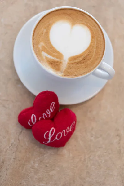 Taza de café caliente con el símbolo de forma de corazones rojos en bac mesa de mármol —  Fotos de Stock