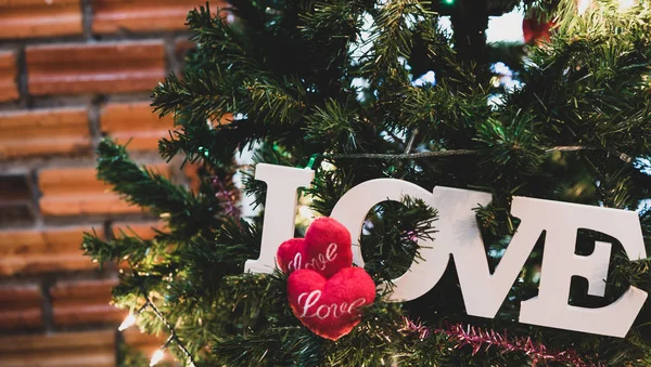 Texto de amor de madera blanca y símbolo rojo del corazón decorativo en el árbol —  Fotos de Stock