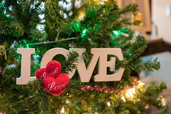 Texto de amor de madera blanca y símbolo rojo del corazón decorativo en el árbol —  Fotos de Stock