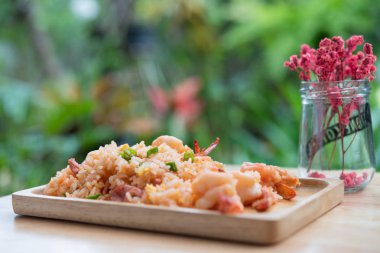 Beaui ile ahşap masada karides ile Lezzetli Tay kızarmış pilav